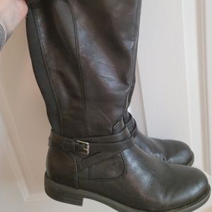 Black wide-calf boots